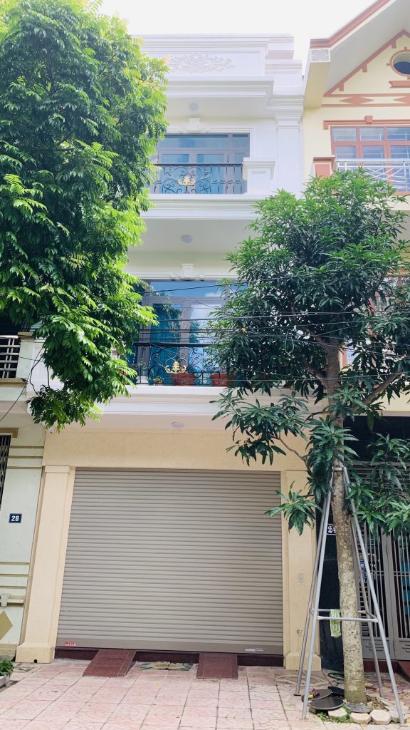 Thang máy lồng kính tại số 26 đường Nguyễn Thị Minh Khai, TP. Bắc Giang — nhà chú Huấn