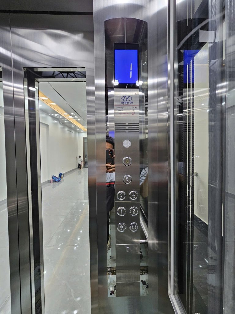Bảng điều khiển thang máy gia đình Thành Đô 450kg 6 người, nút bấm 5 điểm dừng có chữ nổi Braille
