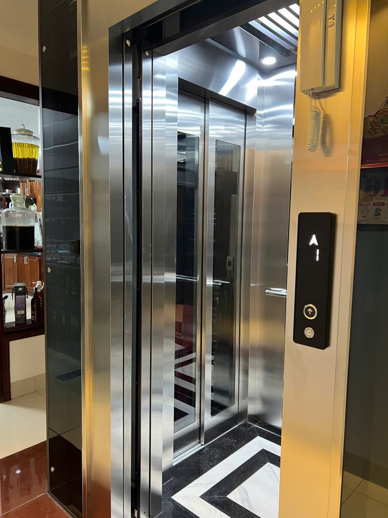 Cửa cabin thang máy gia đình có ô kính quan sát và bảng gọi tầng, công trình 168 Nguyễn Khuyến, TP. Bắc Giang