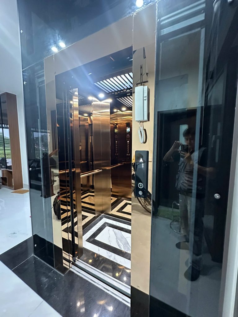 Cửa tầng thang máy gia đình Bắc Giang bằng inox gương màu champagne tại sảnh tầng một nhà anh Cường, Lục Nam