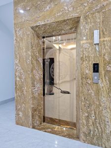 Cửa tầng thang máy khách sạn Bắc Giang ốp inox titan vàng ăn mòn hoa văn, bao quanh bằng đá granite tại Khách sạn Bình Ánh, Lục Nam