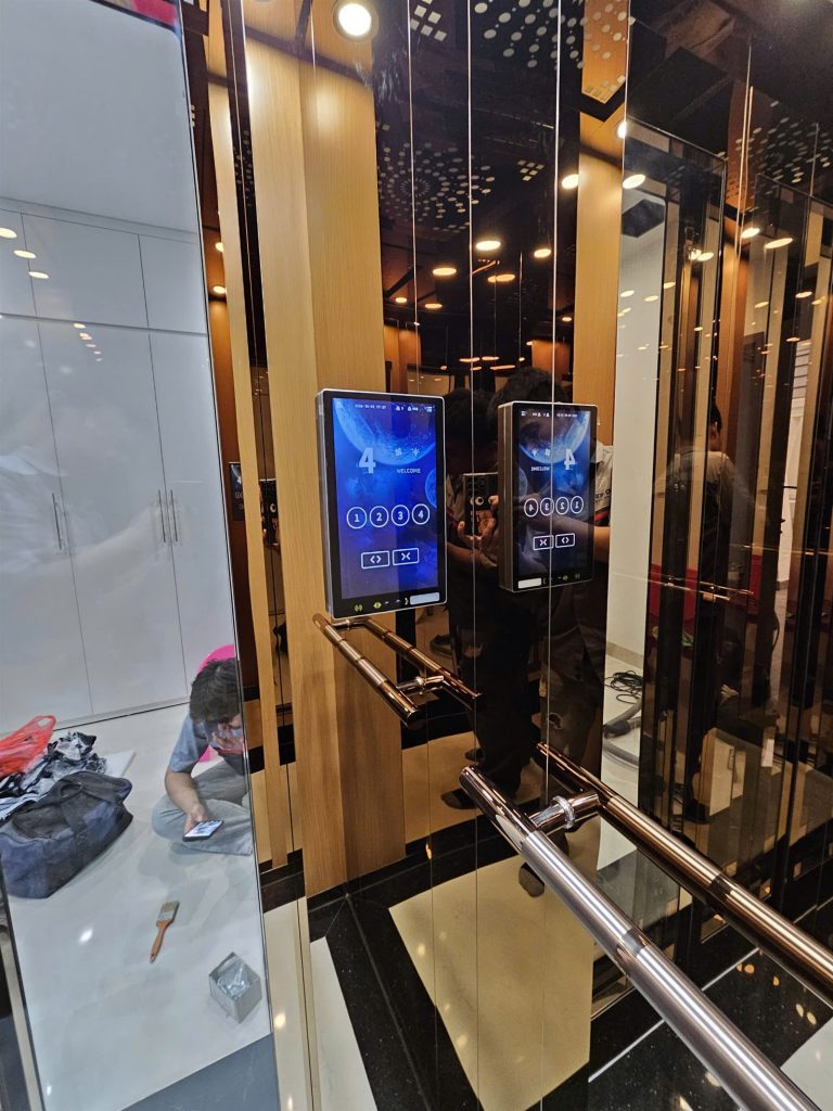 Bảng điều khiển màn hình cảm ứng thang máy 4 điểm dừng và tay vịn inox vàng hồng