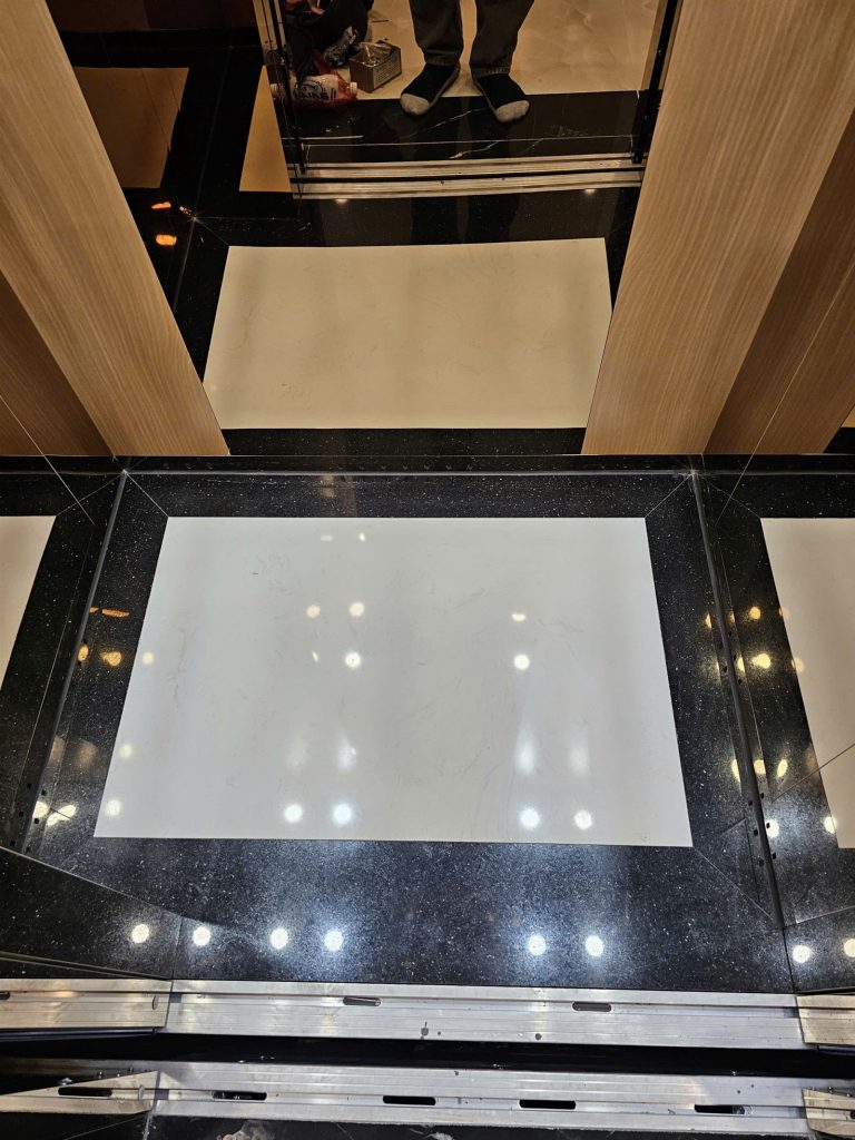 Sàn cabin thang máy lát đá marble trắng viền granite đen tại công trình Bắc Giang
