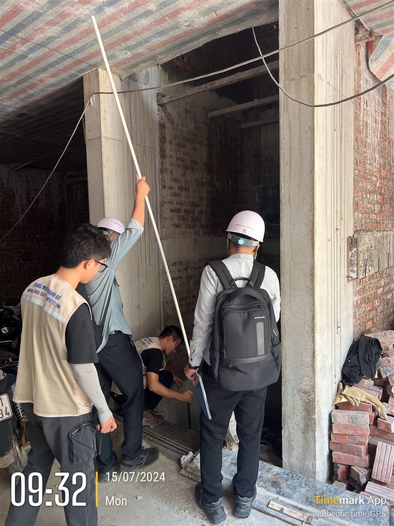 Đo đạc kích thước hố thang tại nhà xây thô trước khi báo phương án