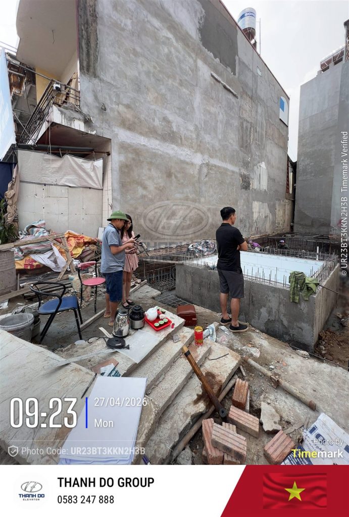 Đội thi công Thang máy Thành Đô làm việc tại công trường