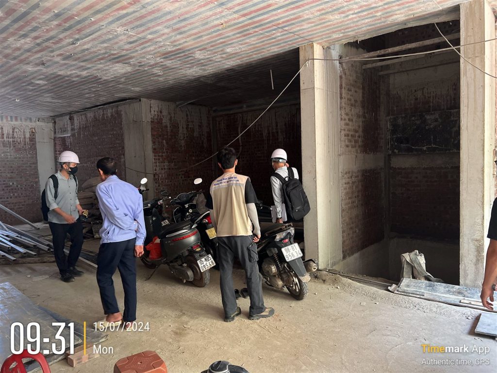 Kỹ thuật viên khảo sát cùng chủ nhà trước khi báo phương án sửa chữa
