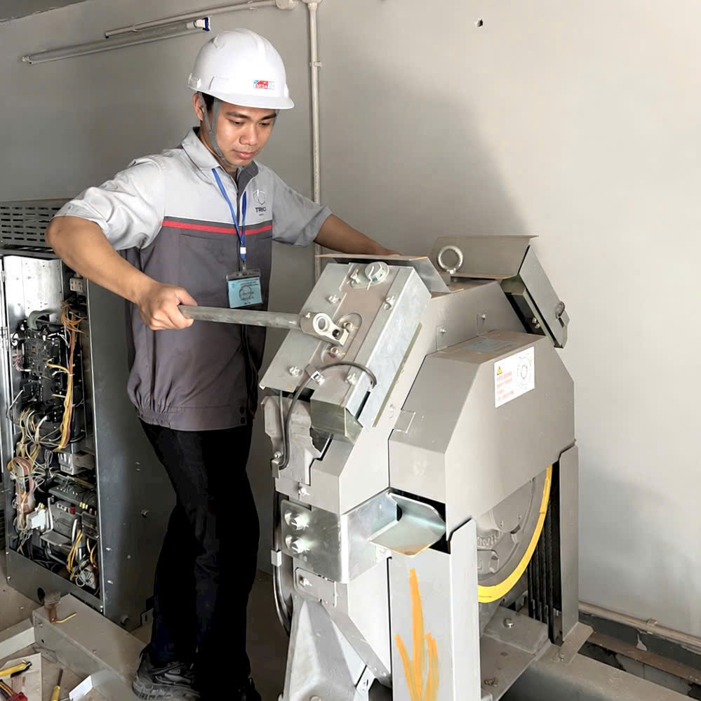Kiểm tra máy kéo và phanh thang máy khi bảo trì định kỳ tại trường FPT Bắc Giang