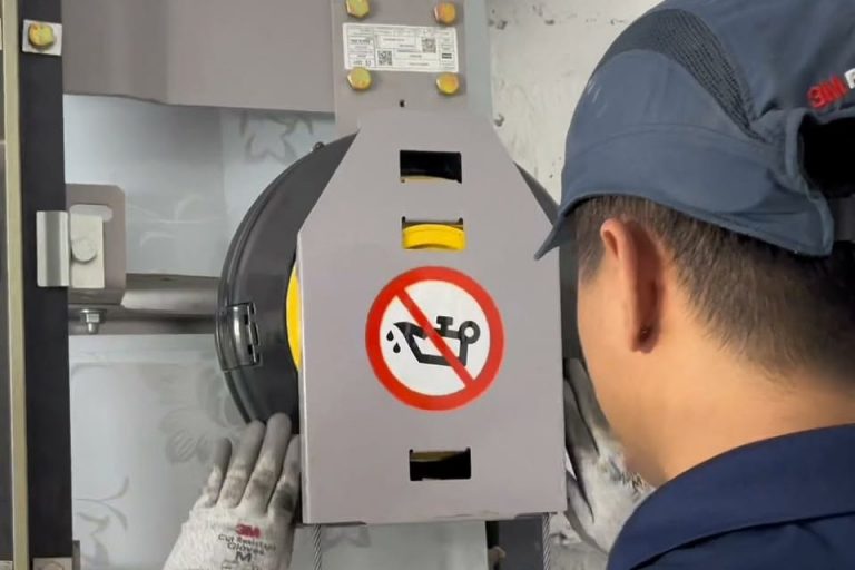 Kỹ thuật viên Thang máy Thành Đô bảo trì cụm máy kéo thang máy tải hàng trong nhà máy
