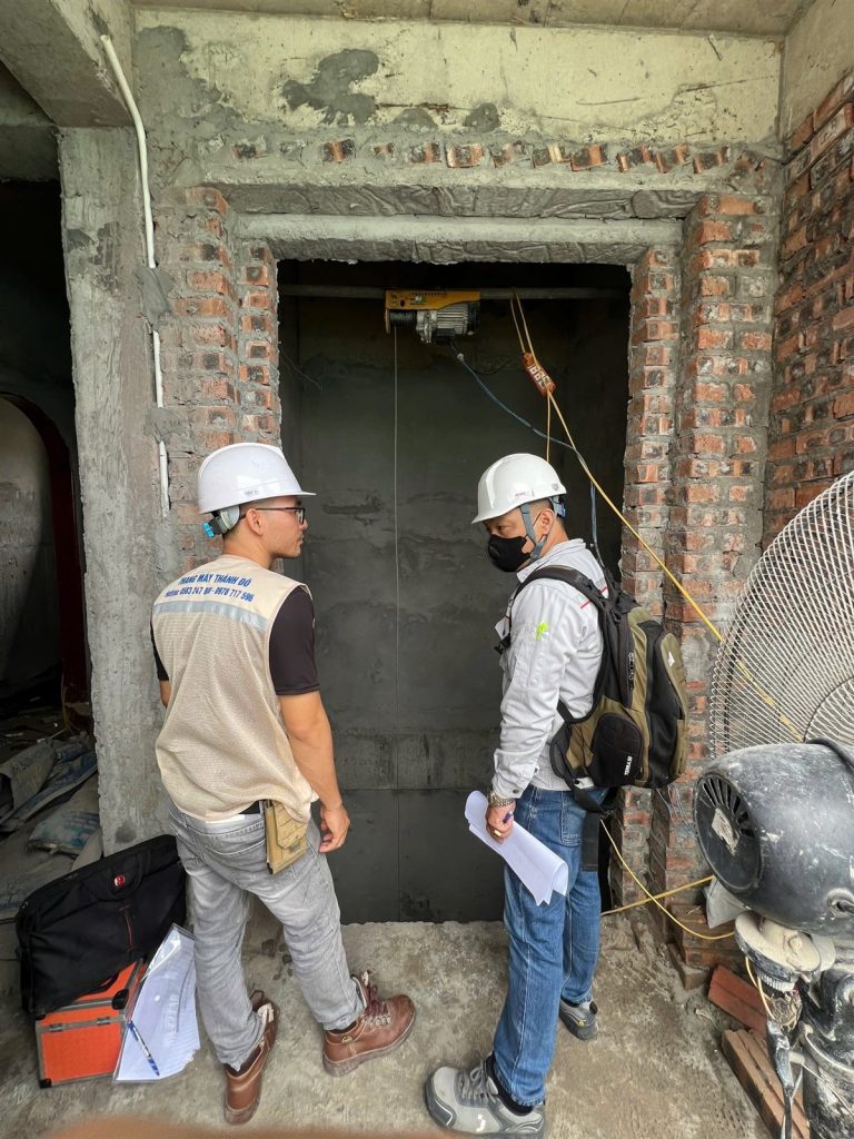 Kỹ thuật viên đo kiểm hố thang khi khảo sát thang máy nhà xưởng tại Bắc Giang