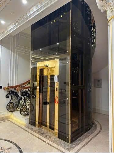 Thang máy kính trong biệt thự — kết quả sau khi thay thế thang cũ